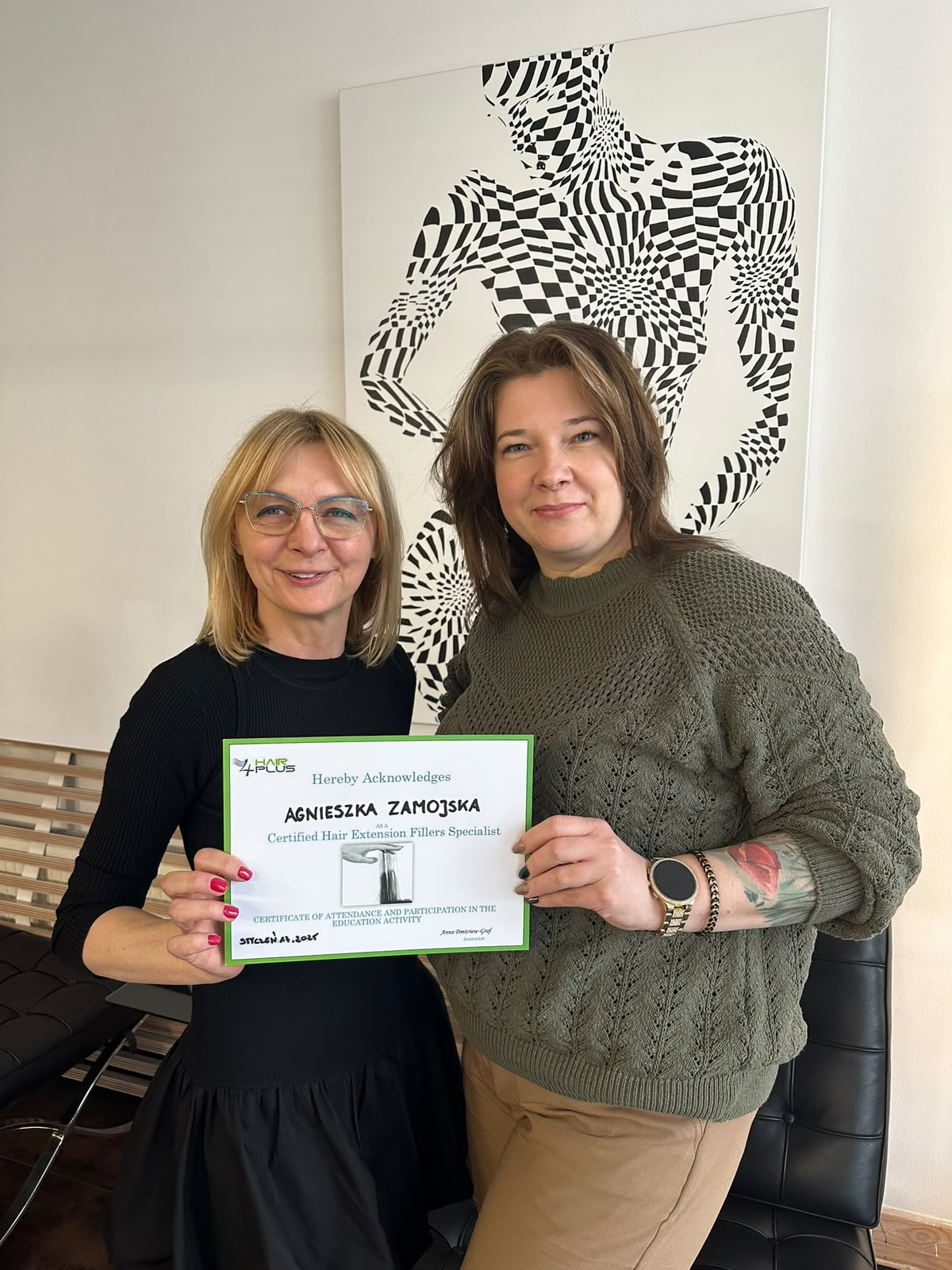 Certyfikat Hair Extension Fillers Specialist wręczony uczestniczce szkolenia